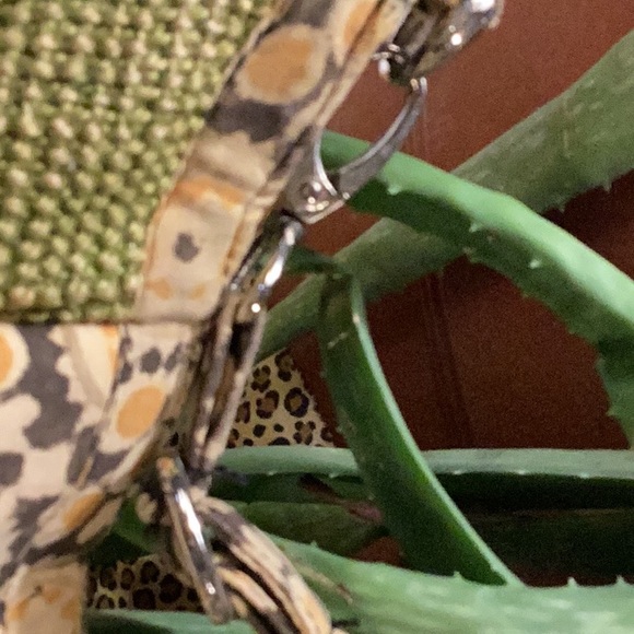 Cute lightly used Green Jute bag perfect for the season. It has 3 inside pockets - Picture 10 of 10